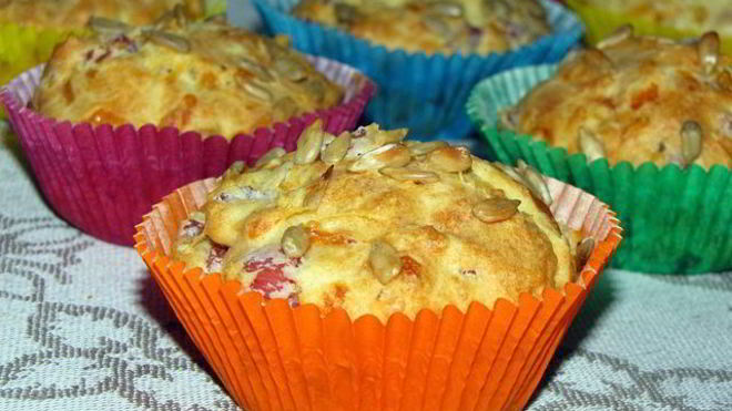 Рецепт сырных маффинов с копченым мясом и семечками