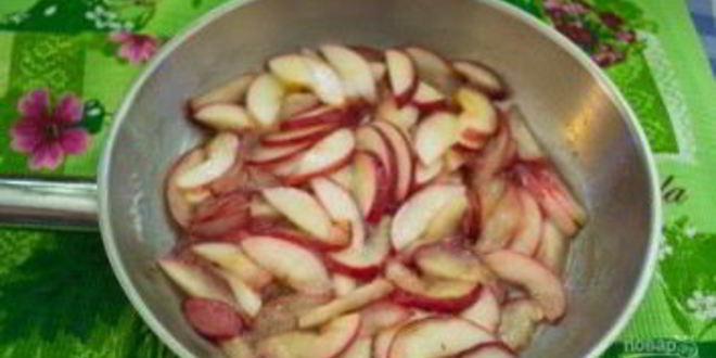 Рецепт шоколадного манника с карамельными яблоками