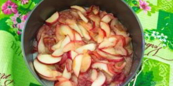 Рецепт шоколадного манника с карамельными яблоками