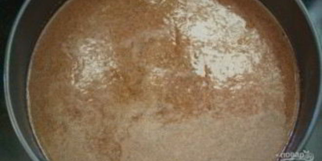 Рецепт шоколадного манника с карамельными яблоками