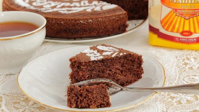 Рецепт шоколадного манника с малиновым джемом