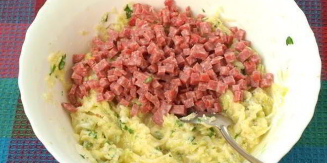 Рецепт кабачковых оладий с колбасой