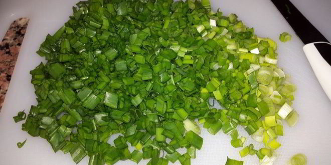 Рецепт мясных оладий с зеленым луком