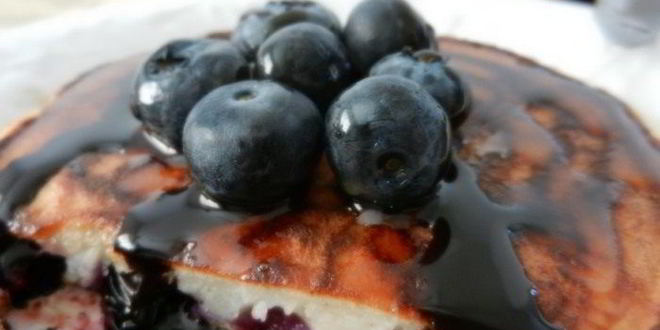 Рецепт оладий с черникой завтрак за 5 минут