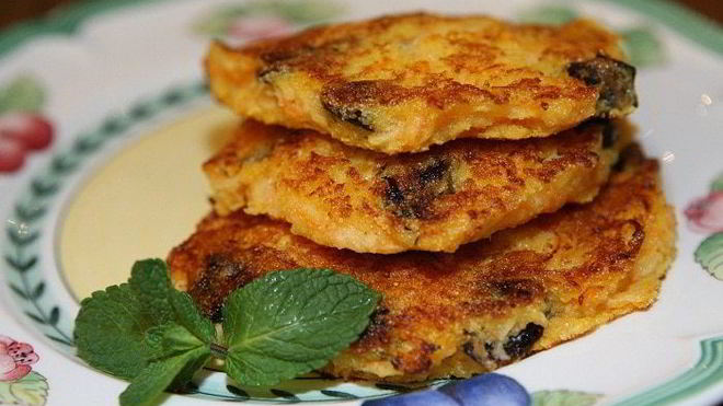 Рецепт оладий с яблоком, морковью и черносливом