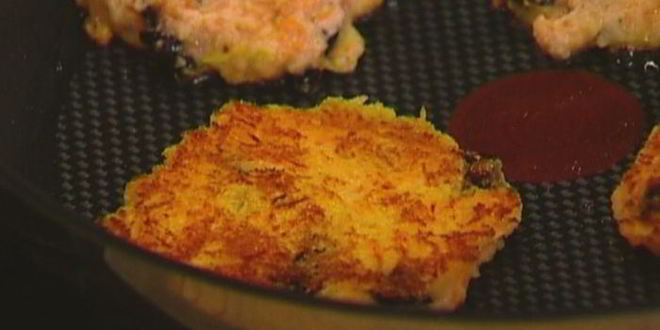 Рецепт оладий с яблоком, морковью и черносливом