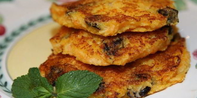 Рецепт оладий с яблоком, морковью и черносливом