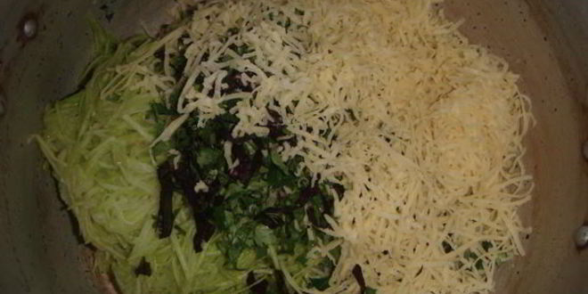 Рецепт сливочных оладий с кабачками, зеленью и сыром