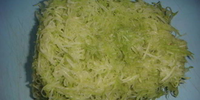 Рецепт сливочных оладий с кабачками, зеленью и сыром