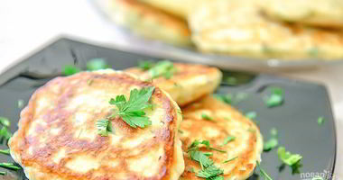 Рецепт Закусочных оладий с зеленым луком и яйцом