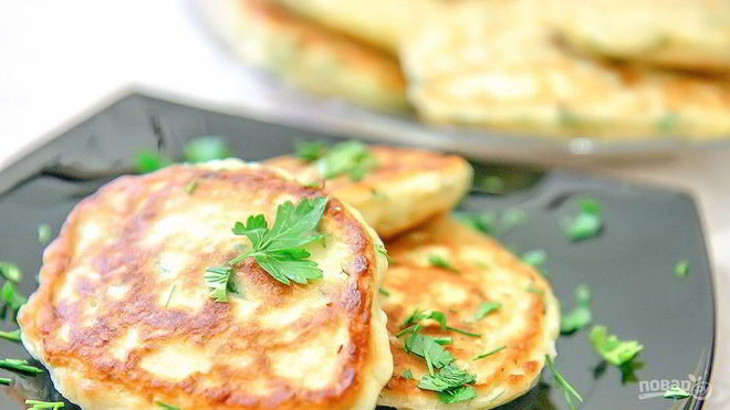 Рецепт закусочных оладий с зеленым луком и яйцом