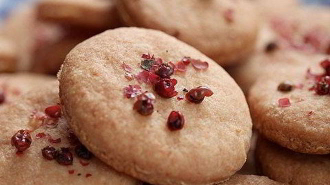 Рецепт сырного печенья с розовым перцем