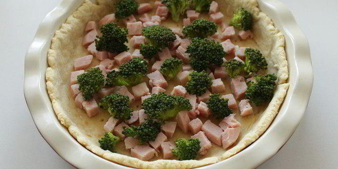 Рецепт киша с брокколи, ветчиной и помидорами