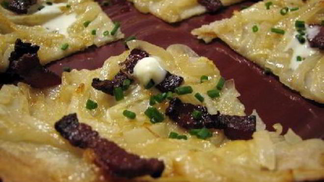 Рецепт пирога с беконом и луком