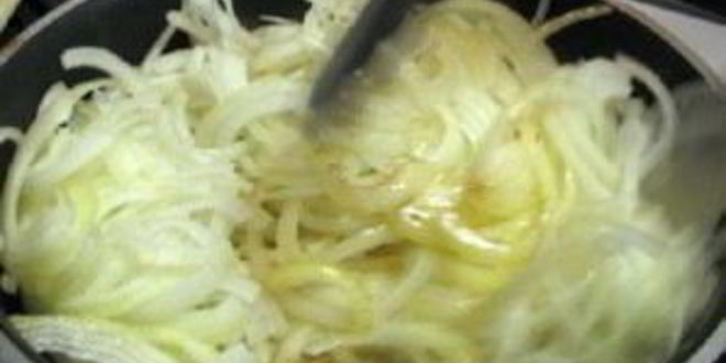 Рецепт пирога с беконом и луком