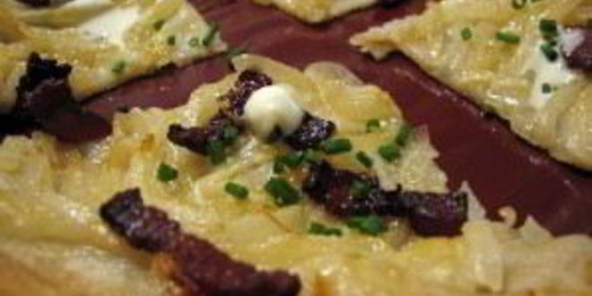 Рецепт пирога с беконом и луком