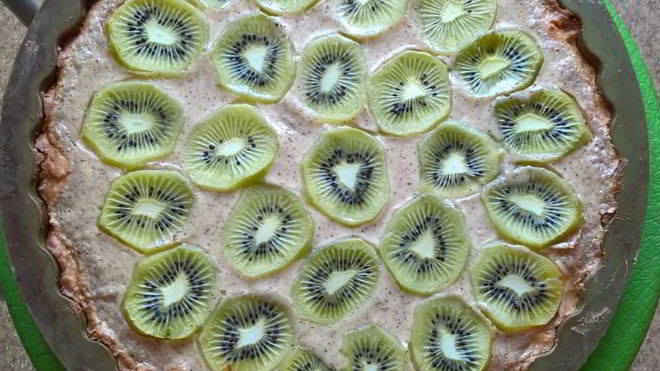 Рецепт пирога с киви, йогуртом и корицей