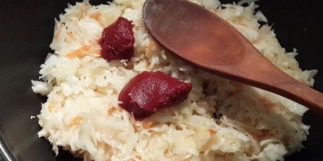 Рецепт пирога с тушеной в томате капустой