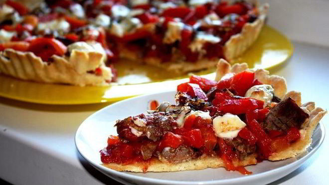 Рецепт пирога с вялеными томатами, печеным перцем и ромштексом