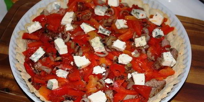 Рецепт пирога с вялеными томатами, печеным перцем и ромштексом