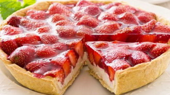 Рецепт тирольского пирога с заварным кремом и свежей клубникой