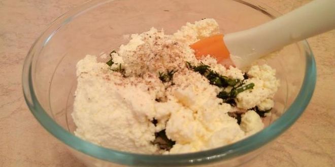 Рецепт мини-пирожков из творожного теста с сырно-куриной начинкой