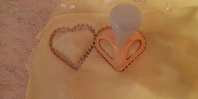 Рецепт мини-пирожков из творожного теста с сырно-куриной начинкой