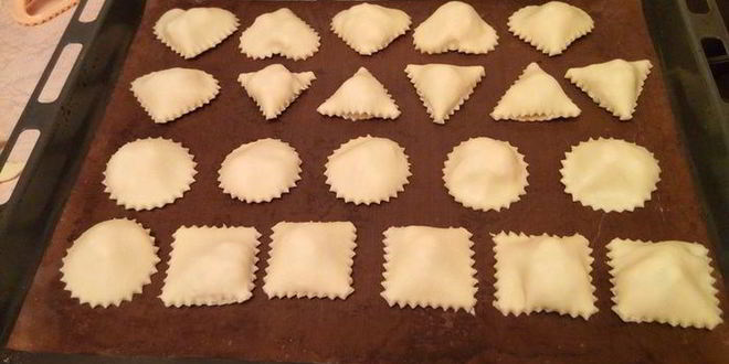 Рецепт мини-пирожков из творожного теста с сырно-куриной начинкой