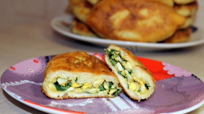 Рецепт пирожков на кефире с зеленым луком и яйцом