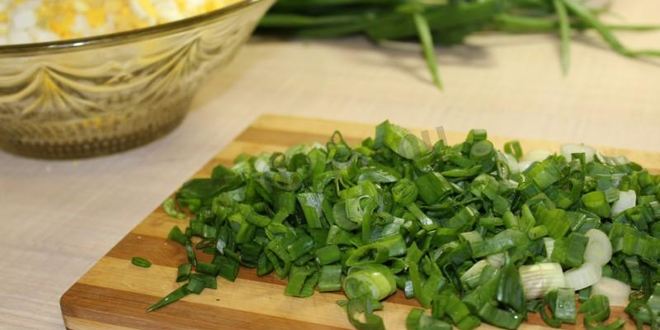 Рецепт пирожков на кефире с зеленым луком и яйцом