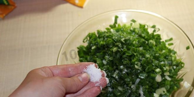 Рецепт пирожков на кефире с зеленым луком и яйцом