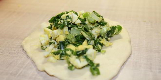 Рецепт пирожков на кефире с зеленым луком и яйцом