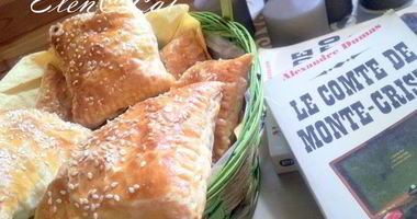 Рецепт Пирожков с начинкой из курицы и зеленого лука в сливочном соусе