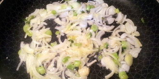 Рецепт пирожков с начинкой из курицы и зеленого лука в сливочном соусе