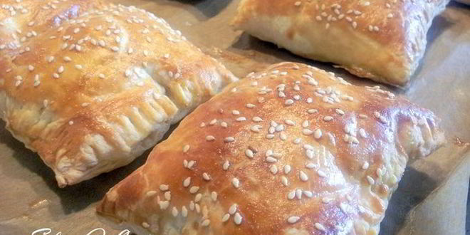 Рецепт пирожков с начинкой из курицы и зеленого лука в сливочном соусе