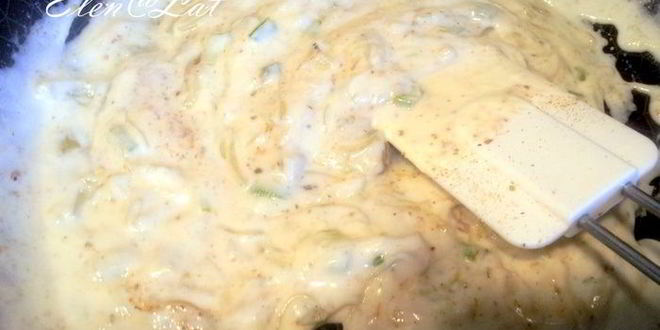 Рецепт пирожков с начинкой из курицы и зеленого лука в сливочном соусе