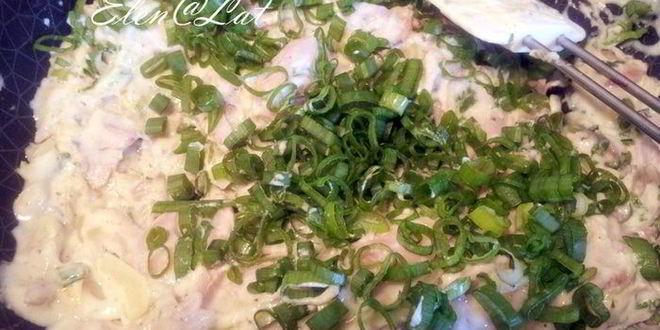 Рецепт пирожков с начинкой из курицы и зеленого лука в сливочном соусе