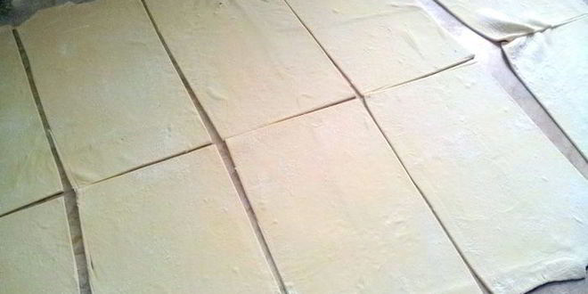 Рецепт пирожков с начинкой из курицы и зеленого лука в сливочном соусе