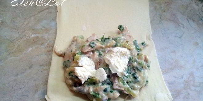 Рецепт пирожков с начинкой из курицы и зеленого лука в сливочном соусе