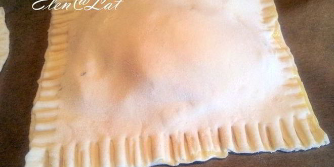 Рецепт пирожков с начинкой из курицы и зеленого лука в сливочном соусе