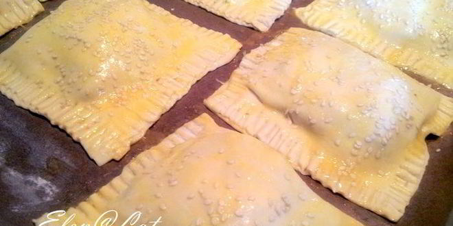 Рецепт пирожков с начинкой из курицы и зеленого лука в сливочном соусе