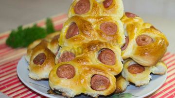 Рецепт Пирожков с сосиской в духовке Гусеницы