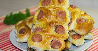 Рецепт Пирожков с сосиской в духовке Гусеницы
