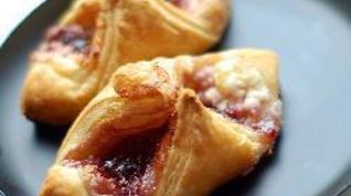 Рецепт Слоеных пирожков с творогом и малиновым вареньем