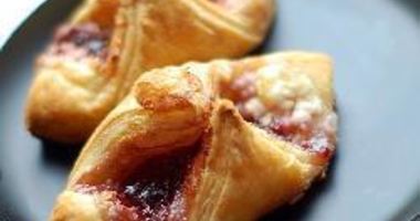 Рецепт Слоеных пирожков с творогом и малиновым вареньем