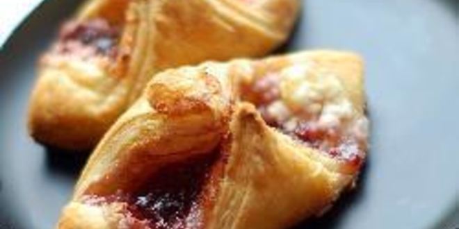 Рецепт Слоеных пирожков с творогом и малиновым вареньем