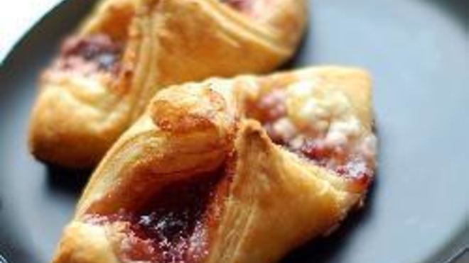 Рецепт слоеных пирожков с творогом и малиновым вареньем