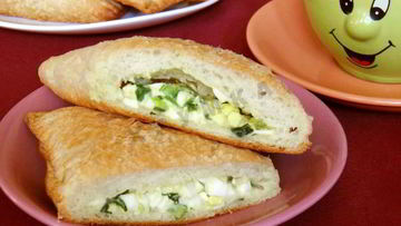 Рецепт Слоеных пирожков с яйцом и зеленым луком в духовке