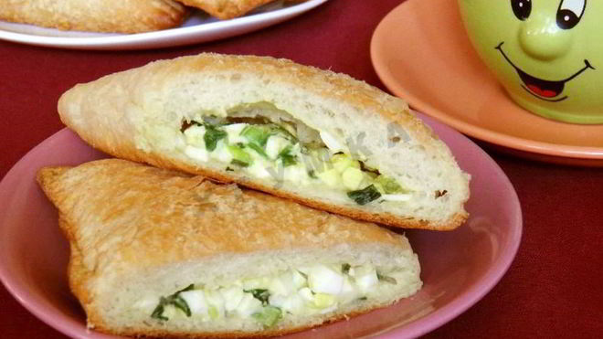 Рецепт слоеных пирожков с яйцом и зеленым луком в духовке