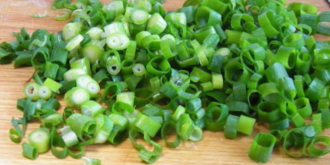 Рецепт слоеных пирожков с яйцом и зеленым луком в духовке